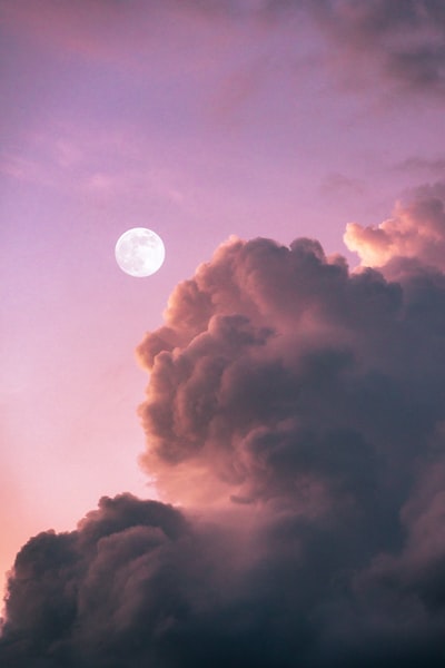 晚上满月在云层上